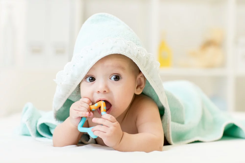 Baby med bidering i munden
